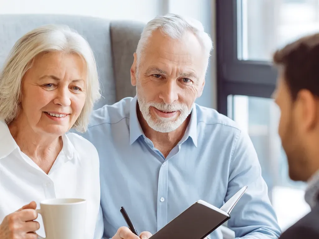 Un couple senior lors d'un entretien de prévoyance obsèques avec un conseiller.