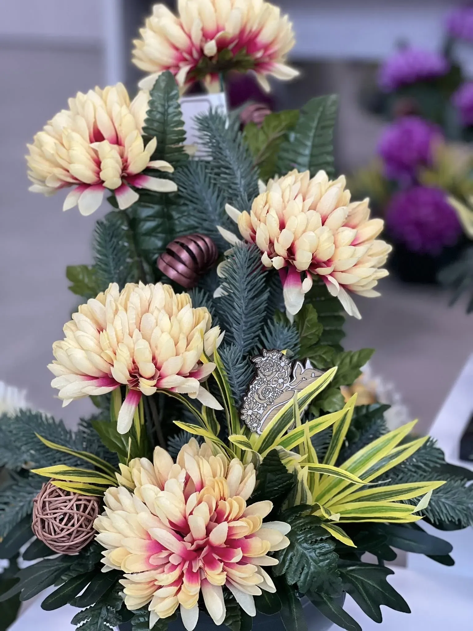 Composition florale de chrysanthèmes pour la décoration de sépulture.